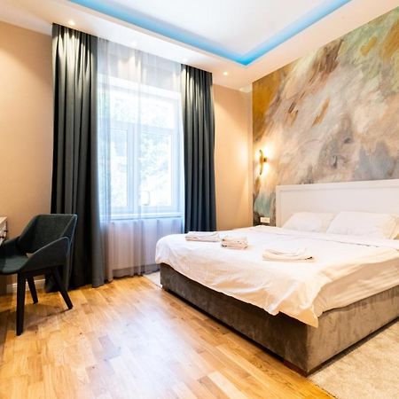 Black Gate - Quiet Studio In The Heart Of Old Town With Free Private Secured Parking Brasov Luaran gambar