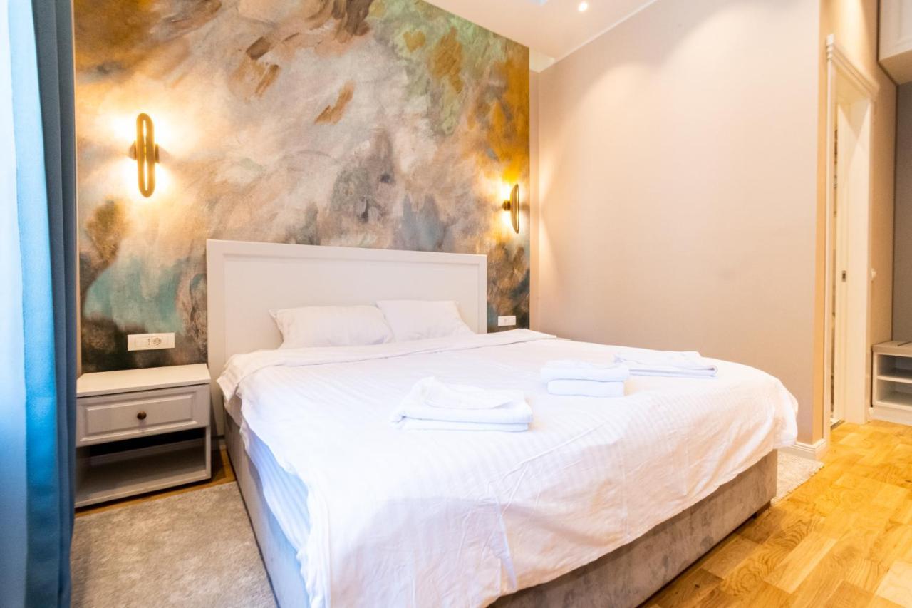 Black Gate - Quiet Studio In The Heart Of Old Town With Free Private Secured Parking Brasov Luaran gambar