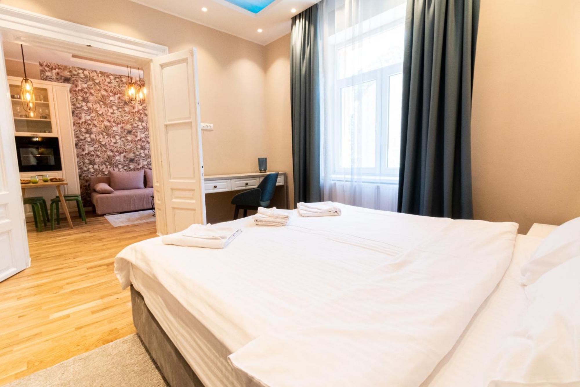Black Gate - Quiet Studio In The Heart Of Old Town With Free Private Secured Parking Brasov Luaran gambar