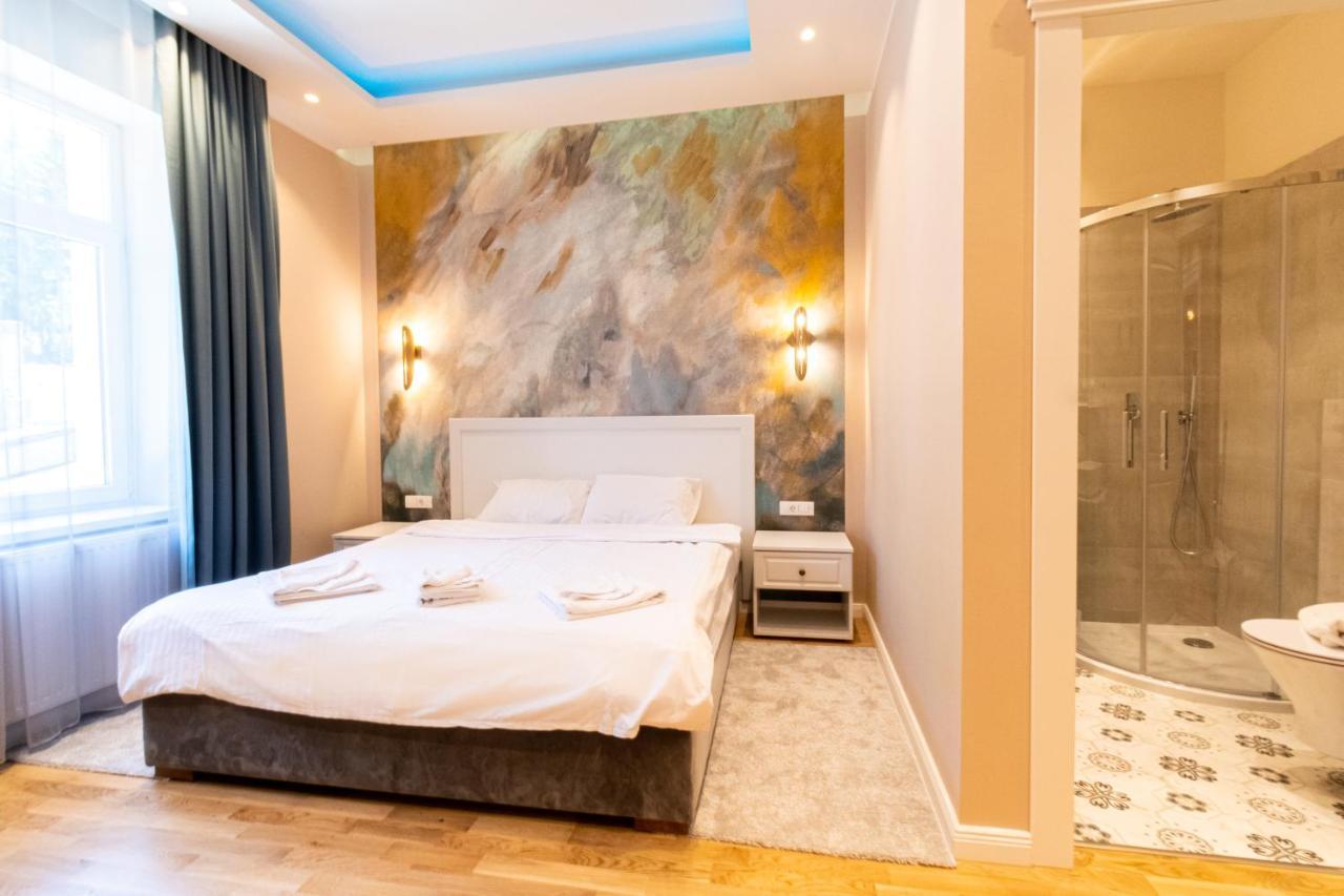 Black Gate - Quiet Studio In The Heart Of Old Town With Free Private Secured Parking Brasov Luaran gambar