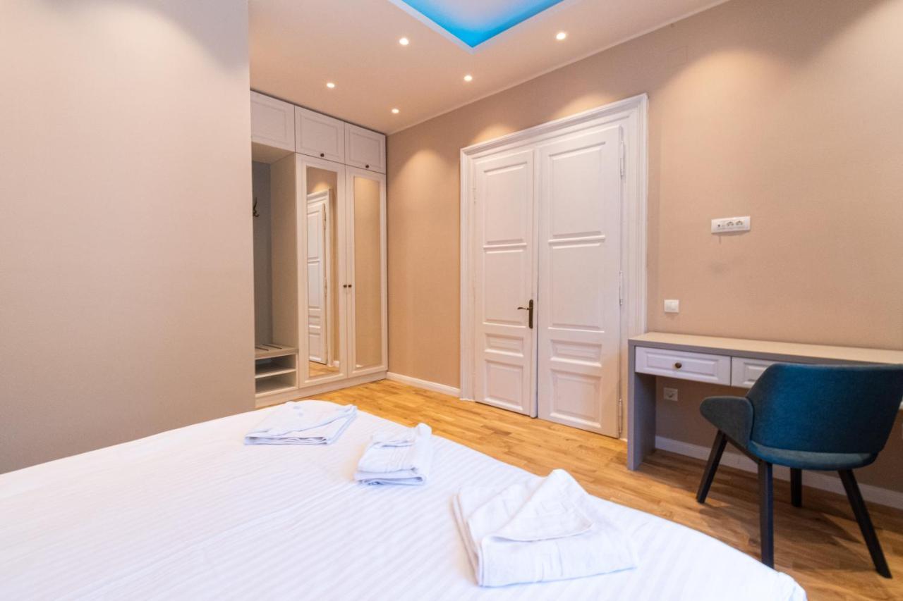 Black Gate - Quiet Studio In The Heart Of Old Town With Free Private Secured Parking Brasov Luaran gambar