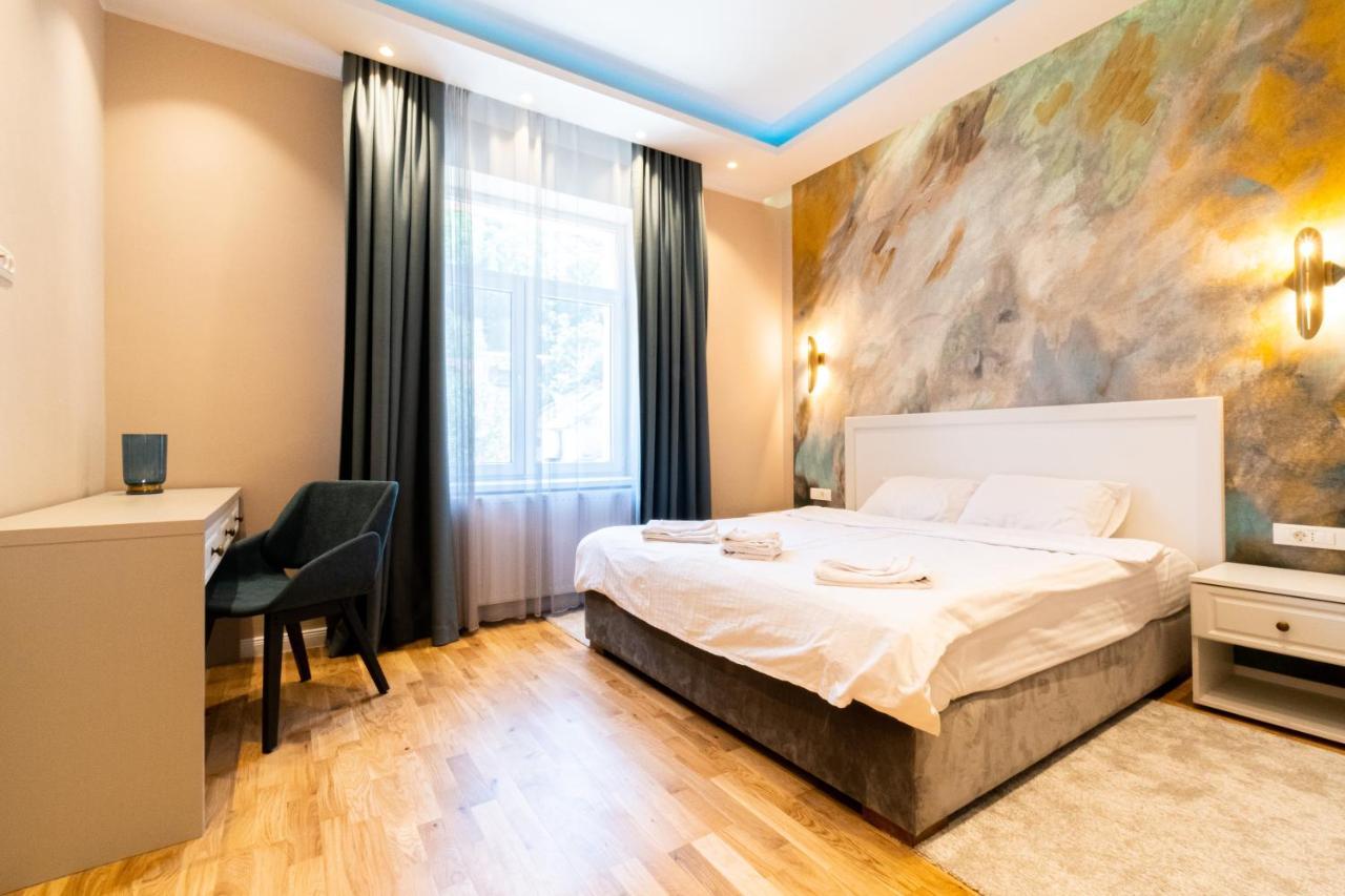 Black Gate - Quiet Studio In The Heart Of Old Town With Free Private Secured Parking Brasov Luaran gambar