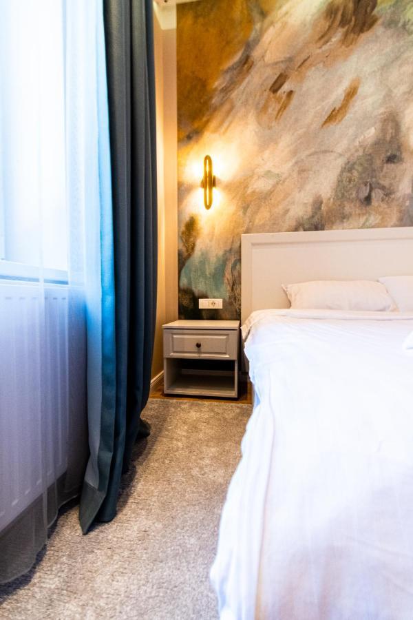 Black Gate - Quiet Studio In The Heart Of Old Town With Free Private Secured Parking Brasov Luaran gambar