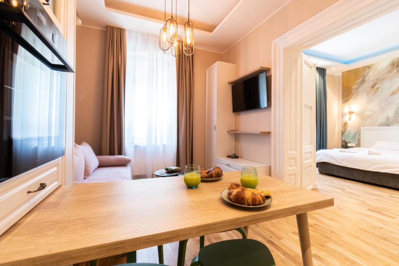 Black Gate - Quiet Studio In The Heart Of Old Town With Free Private Secured Parking Brasov Luaran gambar