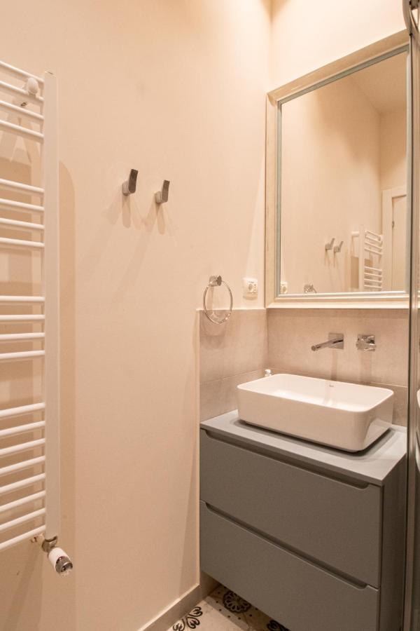 Black Gate - Quiet Studio In The Heart Of Old Town With Free Private Secured Parking Brasov Luaran gambar